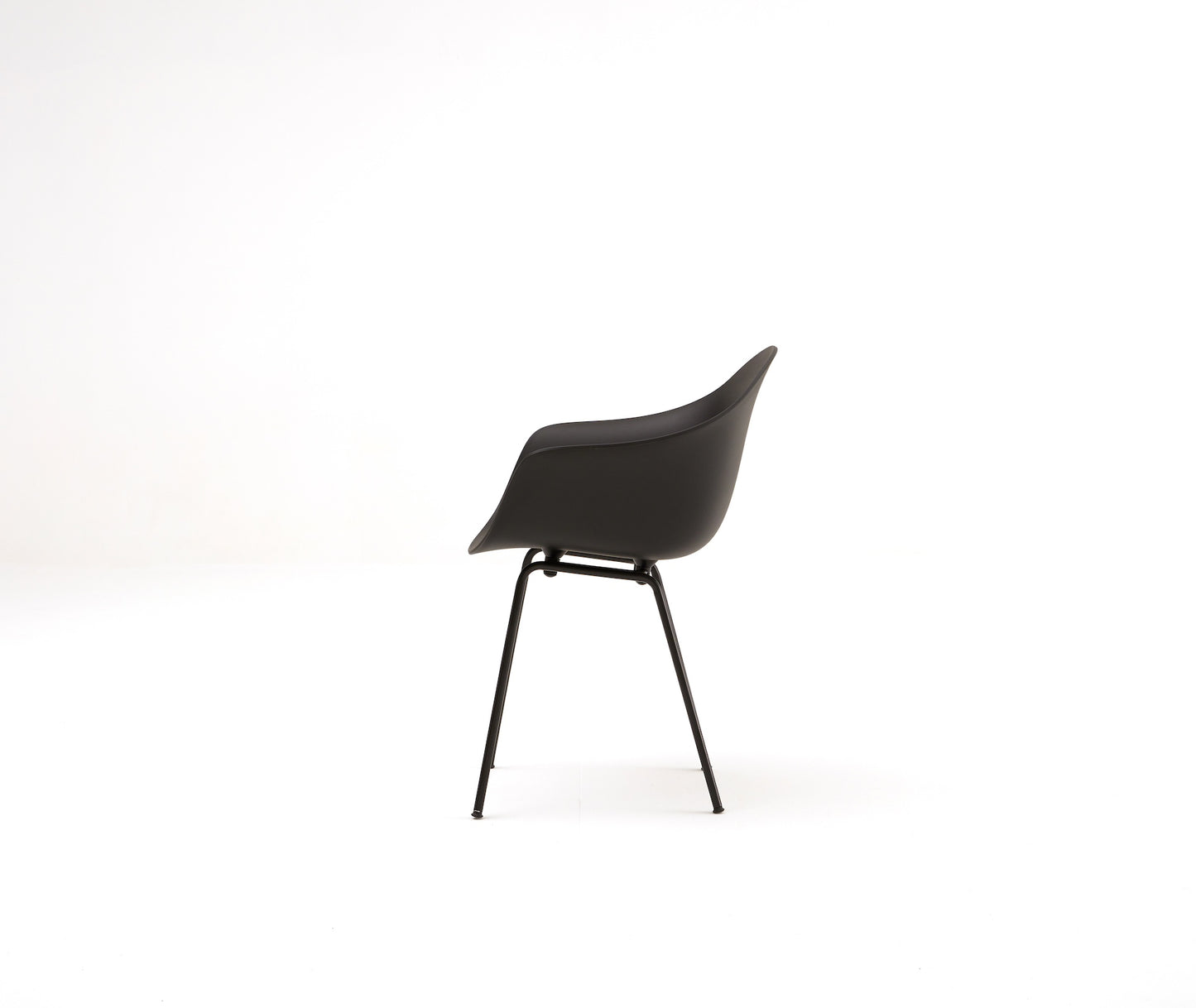 TA Armchair / Er Base Black Powder Coated / Black Seat