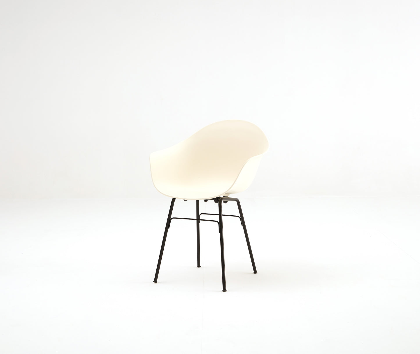 TA Armchair / Er Base Black Powder Coated / Cream Seat