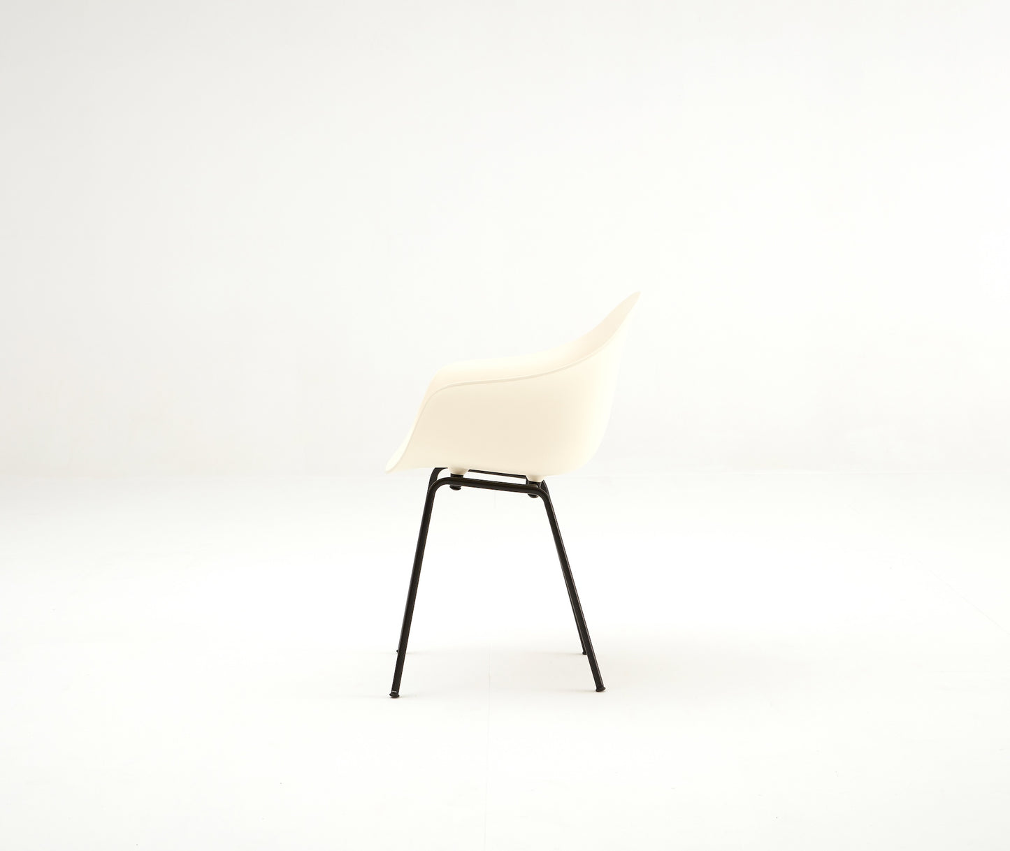 TA Armchair / Er Base Black Powder Coated / Cream Seat