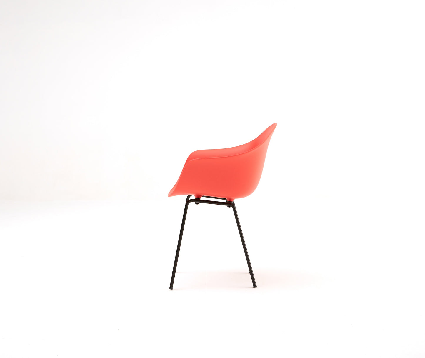 TA Armchair / Er Base Black Powder Coated / Red Seat
