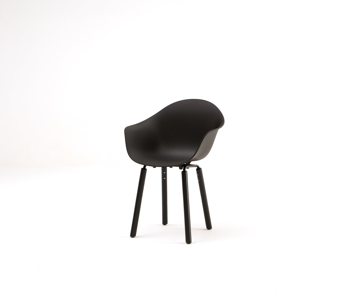 TA Armchair / Yi Base Black Stained Oak / Black Seat