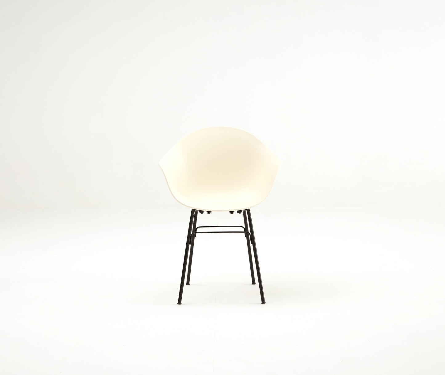 TA Armchair / Er Base Black Powder Coated / Cream Seat