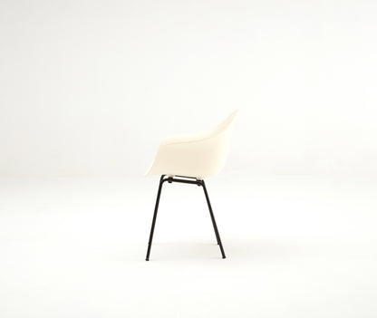 TA Armchair / Er Base Black Powder Coated / Cream Seat