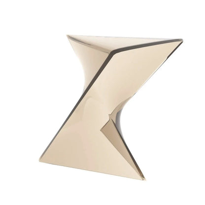 LeisureMod Randolph Triangular Accent Side Table in / Amber